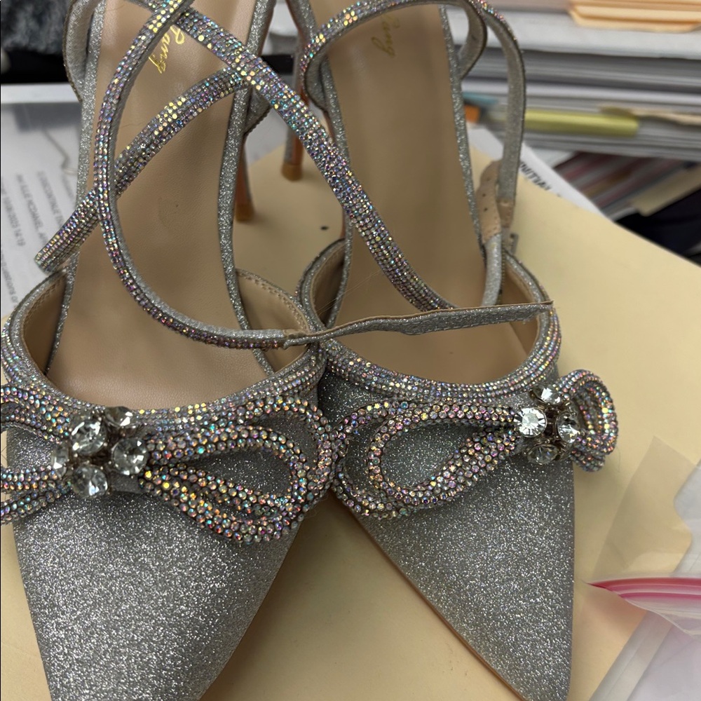 Chic Silver Heels with Rhinestone Bow - Picture 4 of 7